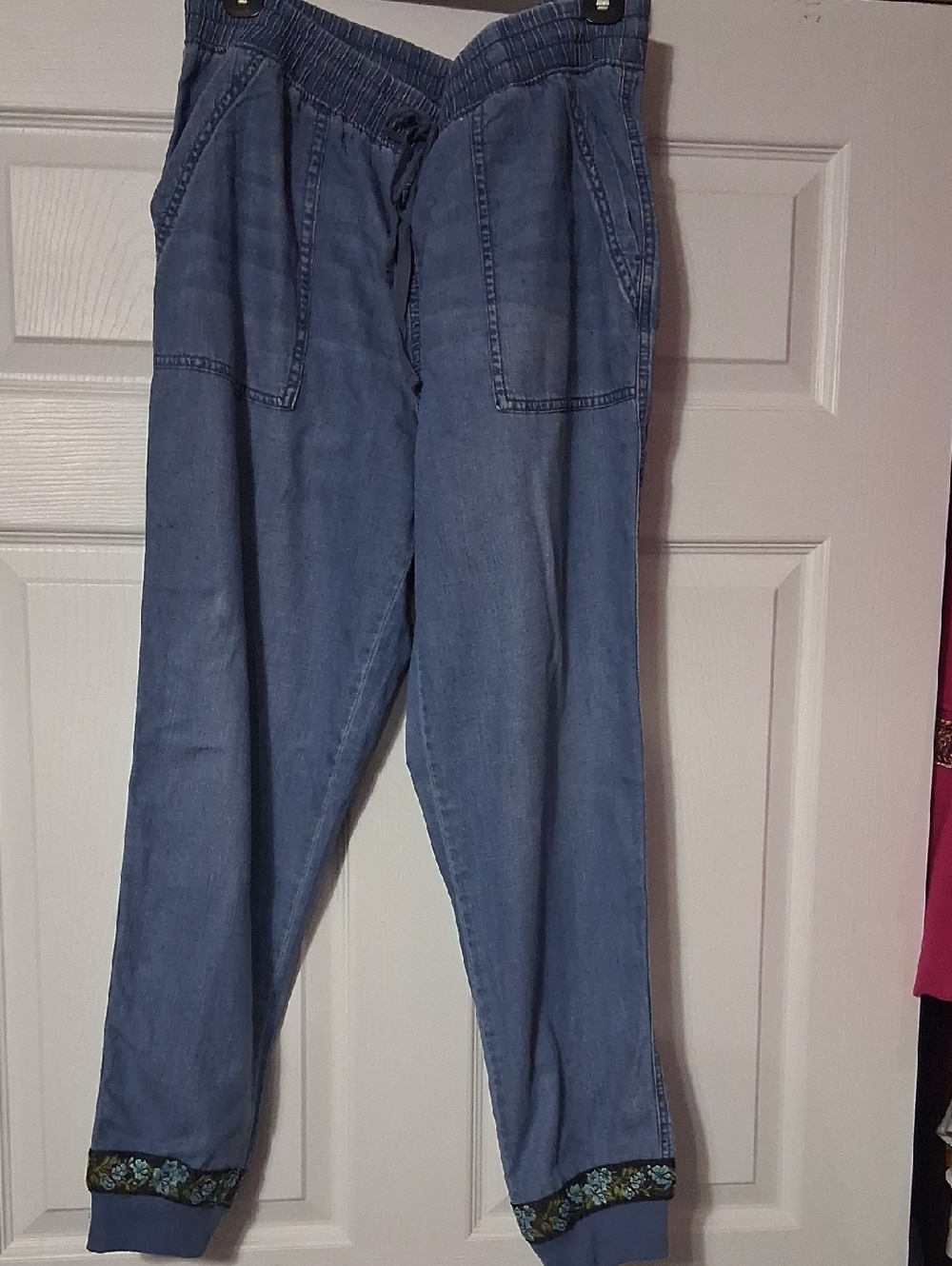 Seven7 Light Blue Denim Jogger Jeans with Embroidered CuffsSz M
